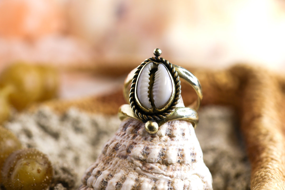 Brass Ring - Ocean Lover - Chunky Wire - Cowrie Shell - P / 8