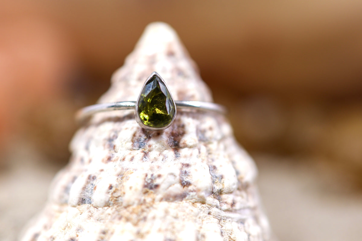 Sterling Silver 925 Ring - Simple Magic Natural Green Sapphire - Lime - N / 7