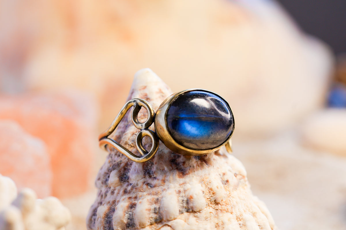 Brass Ring – Bohemian Soul - Labradorite – Blue - Q / 8.5