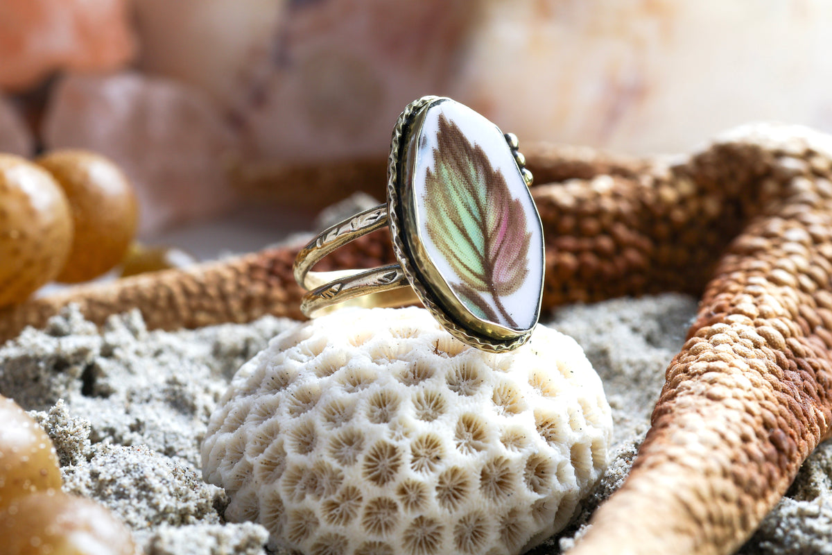 Brass Ring - Vintage Porcelain - Leaf Pattern - O / 7.5