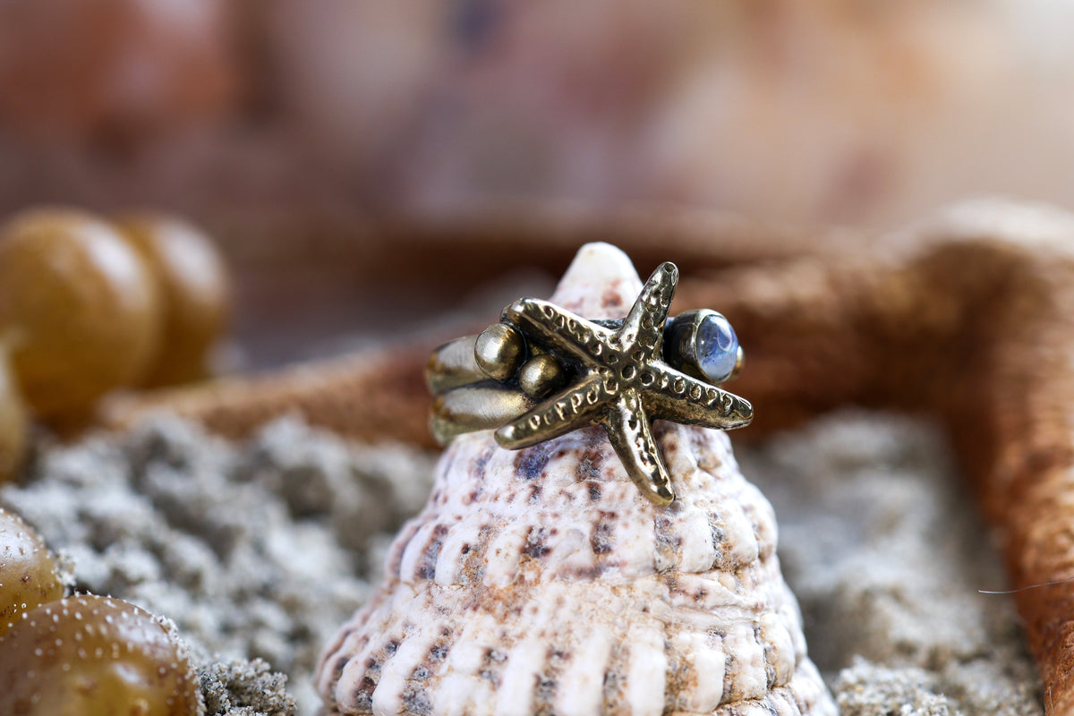 Brass Ring - Ocean Lover - Chunky - Starfish & Moonstone - M / 6.5