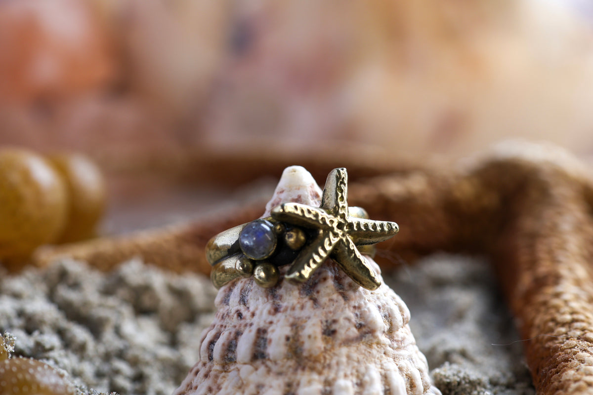 Brass Ring - Ocean Lover - Chunky - Starfish & Moonstone - Q / 8.5