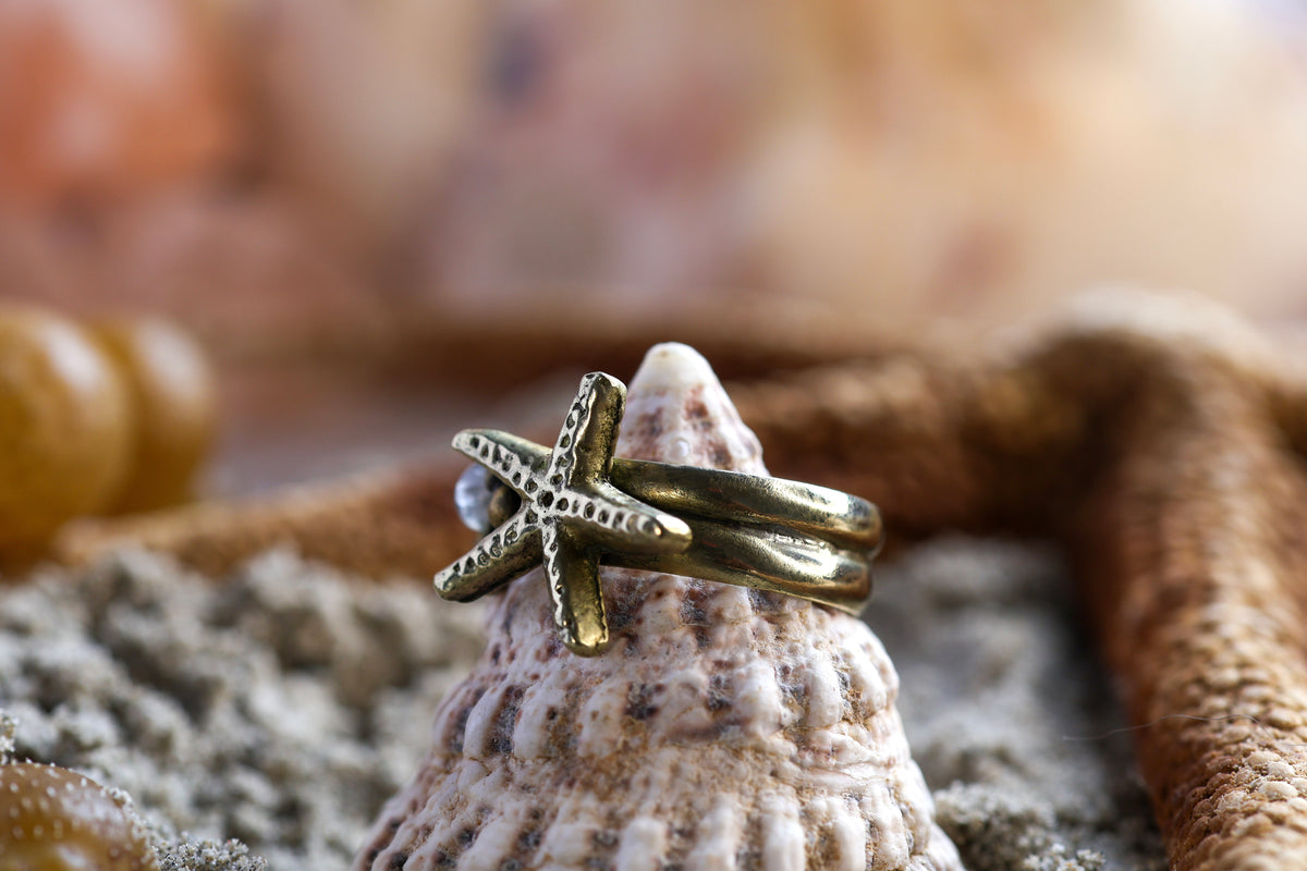 Brass Ring - Ocean Lover - Chunky - Starfish & Moonstone - Q / 8.5