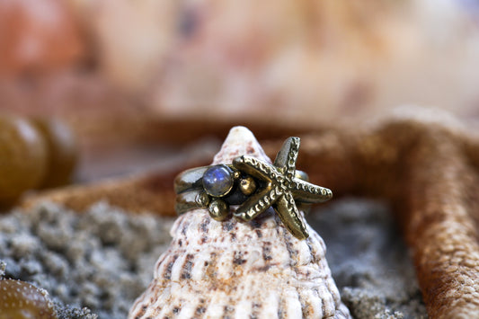 Brass Ring - Ocean Lover - Chunky - Starfish & Moonstone - Q / 8.5