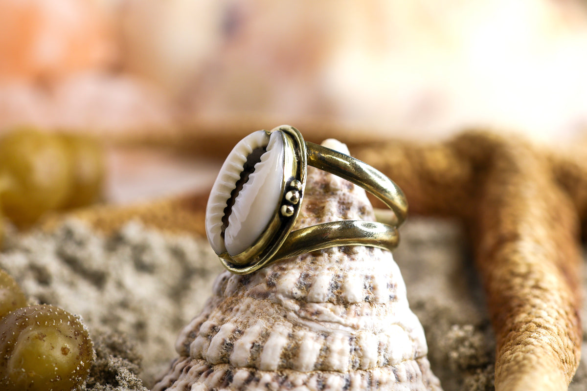 Brass Ring - Ocean Lover - Chunky - Cowrie  Shell - Q+ / 8.75