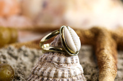 Brass Ring - Ocean Lover - Chunky - Cowrie  Shell - Q+ / 8.75
