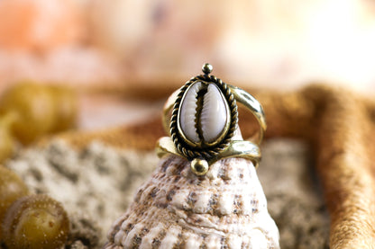 Brass Ring - Ocean Lover - Chunky Wire - Cowrie Shell - P / 8