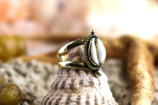 Brass Ring - Ocean Lover - Chunky Wire - Cowrie Shell - P / 8