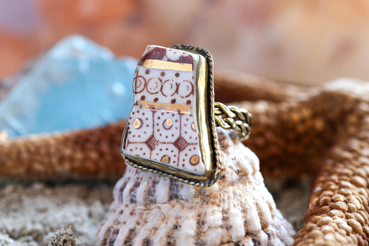 Brass Ring- Vintage Porcelain - Brown & Gold Pattern - Q / 8.5