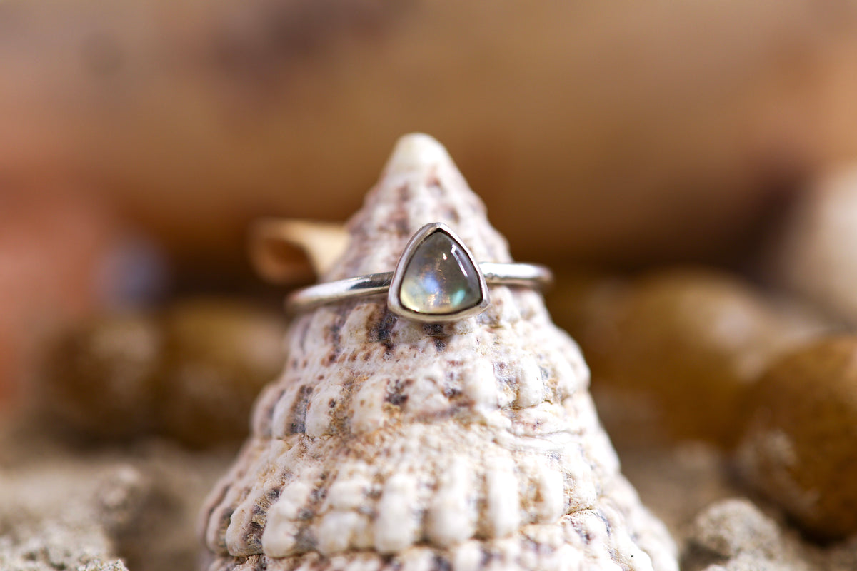 Sterling Silver 925 Ring - Simple Magic - Labradorite - N / 7