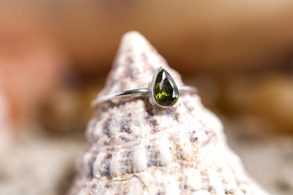 Sterling Silver 925 Ring - Simple Magic  Natural Green Sapphire - Lime  -  N / 7
