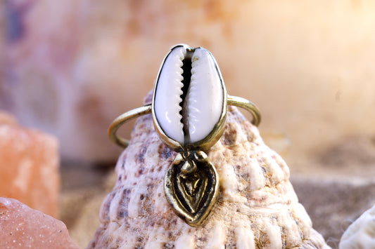 Brass Ring – Earthly Treasures - Bohemian Cowrie Shell - P / 8