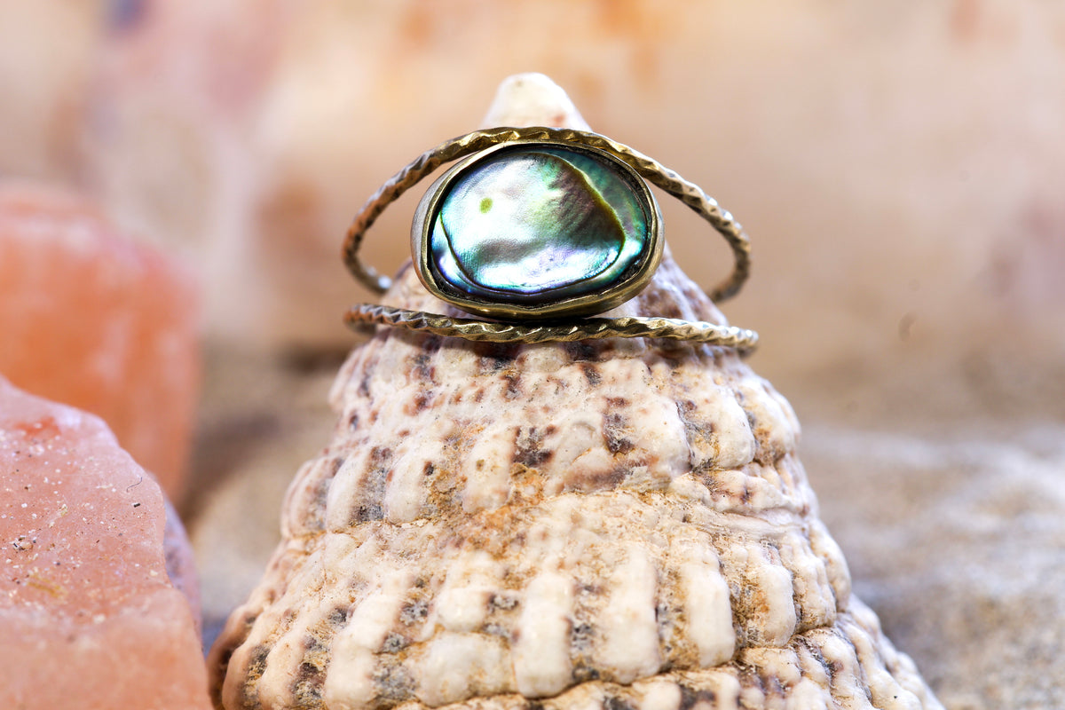 Brass Ring – Earthly Treasures - Pāua shell - Q / 8.5