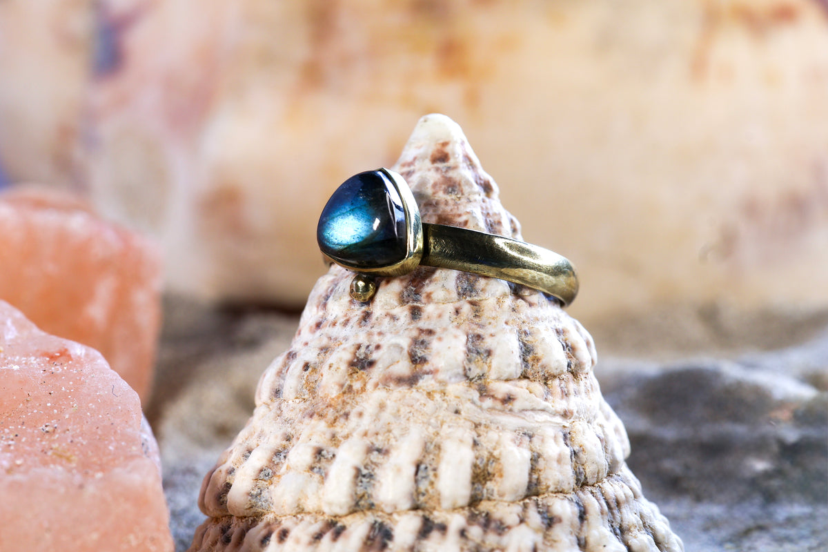 Brass Ring – Earthly Treasures - Labradorite - P+ / 8.25