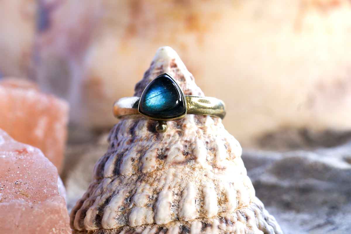 Brass Ring – Earthly Treasures - Labradorite - P+ / 8.25