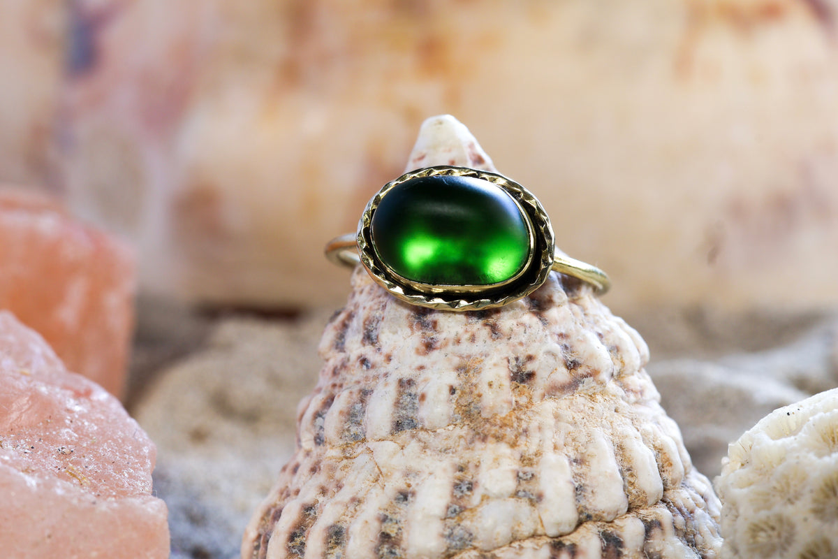 Brass Ring – Earthly Treasures - Green sea glass - P / 8